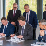 Vertrag unterschrieben: (sitzend, v.l.): Dr James Palmer (CEO Space Center Australia), Mark Novak (General Manager Hensoldt Australia), Nicolas Debove (Leiter ATC-IFF Hensoldt). Zweite Reihe, v.l.: Hon Scott Morisson (Group Non-Executive Chairman SCA), Russell Gould (Leiter International Business Development Hensoldt), Thibaud Grizard (Leiter Business development Hensoldt Australia).