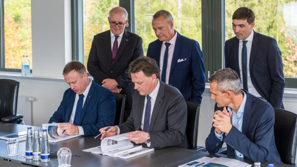 Vertrag unterschrieben: (sitzend, v.l.): Dr James Palmer (CEO Space Center Australia), Mark Novak (General Manager Hensoldt Australia), Nicolas Debove (Leiter ATC-IFF Hensoldt). Zweite Reihe, v.l.: Hon Scott Morisson (Group Non-Executive Chairman SCA), Russell Gould (Leiter International Business Development Hensoldt), Thibaud Grizard (Leiter Business development Hensoldt Australia).