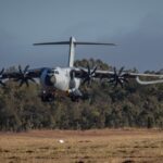 Bei der Übung Talisman Sabre 2025 in Australien landet das Transportflugzeug A400M der Luftwaffe auf einem kleinen Flugplatz und bringt weitere Soldaten und Materia.