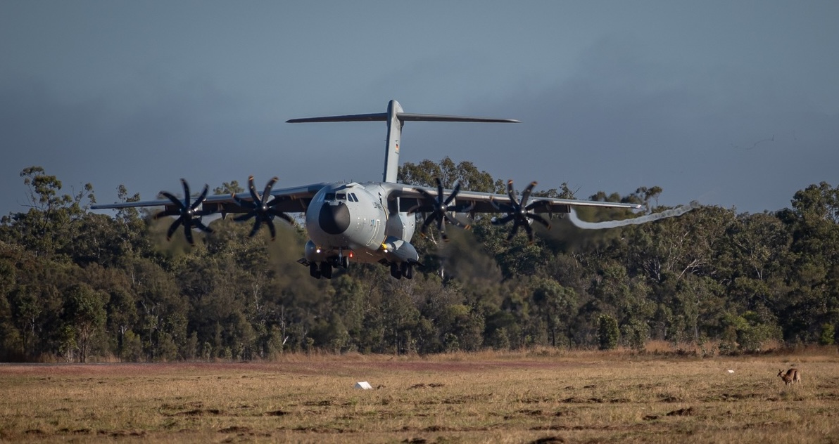 Bei der Übung Talisman Sabre 2025 in Australien landet das Transportflugzeug A400M der Luftwaffe auf einem kleinen Flugplatz und bringt weitere Soldaten und Materia.