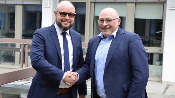 Philippe Moreels (l.) wird als neuer Geschäftsführer der GAF AG von seinem Vorgänger Dr. Gernot Ramminger begrüßt.