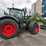Der Traktor als Zugmaschine und Feldumschlaggerät, hier auf ein Unmanned Ground Vehicle (UGV) GEREON von ARX für die letzte taktische Meile.