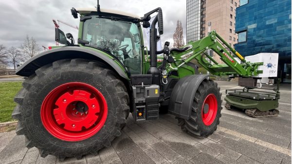 Der Traktor als Zugmaschine und Feldumschlaggerät, hier auf ein Unmanned Ground Vehicle (UGV) GEREON von ARX für die letzte taktische Meile.