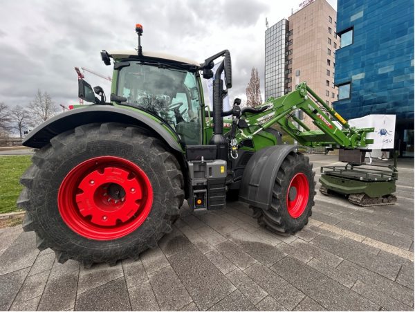 Der Traktor als Zugmaschine und Feldumschlaggerät, hier auf ein Unmanned Ground Vehicle (UGV) GEREON von ARX für die letzte taktische Meile.