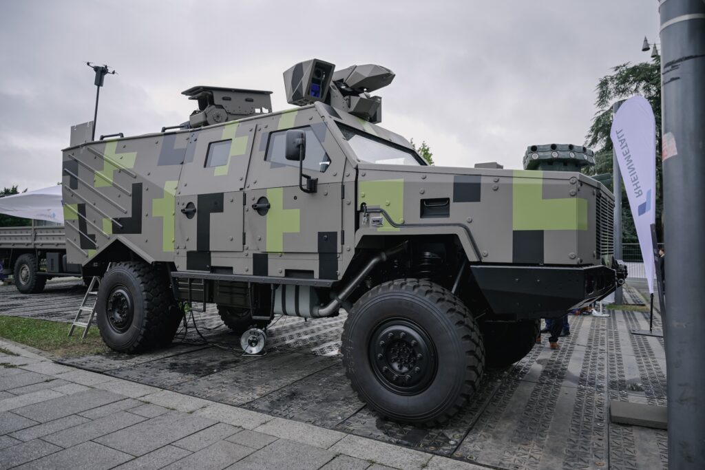 Panzerjäger-Konzept von Rheinmetall, wie auf der RüNet 2024 gezeigt. Gut zu erkennen sind die Waffenstation NATTER, das elektro-optisches Sensorsystem EOS500 sowie auf der Motorhaube zwei Schnellnebelsystem ROSY. Die zwei Werfer für die Panzerabwehrraketen oder alternativ die Loitering Munition sind im Dach eingefahren und daher nicht zu sehen.