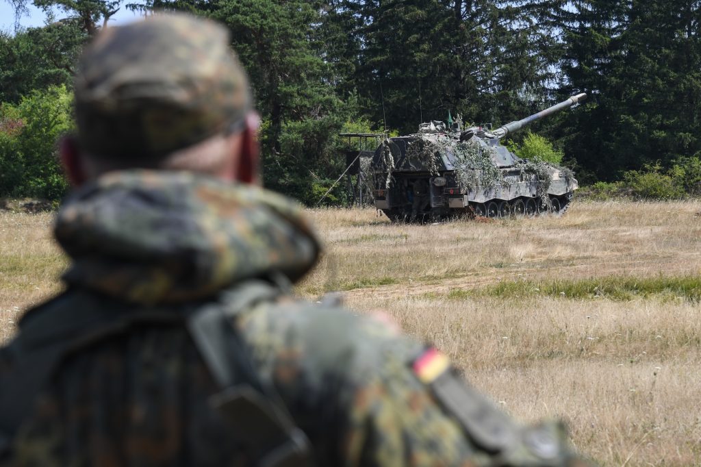Munition, besonders für die Artillerie (im Bild eine Panzerhaubitze 2000), ist zu einem kritischen Element geworden. Während in Zeiten der Friedensdividende der Verbrauch – und damit die Nachbeschaffungen – in den meisten europäischen Armeen minimal waren, liegt der Verbrauch alleine an Artilleriegeschossen in der Ukraine bei 90.000 bis 200.000 pro Monat.