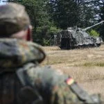 Munition, besonders für die Artillerie (im Bild eine Panzerhaubitze 2000), ist zu einem kritischen Element geworden. Während in Zeiten der Friedensdividende der Verbrauch – und damit die Nachbeschaffungen – in den meisten europäischen Armeen minimal waren, liegt der Verbrauch alleine an Artilleriegeschossen in der Ukraine bei 90.000 bis 200.000 pro Monat.