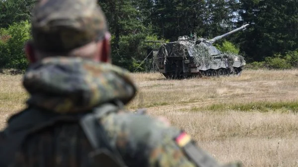 Munition, besonders für die Artillerie (im Bild eine Panzerhaubitze 2000), ist zu einem kritischen Element geworden. Während in Zeiten der Friedensdividende der Verbrauch – und damit die Nachbeschaffungen – in den meisten europäischen Armeen minimal waren, liegt der Verbrauch alleine an Artilleriegeschossen in der Ukraine bei 90.000 bis 200.000 pro Monat.