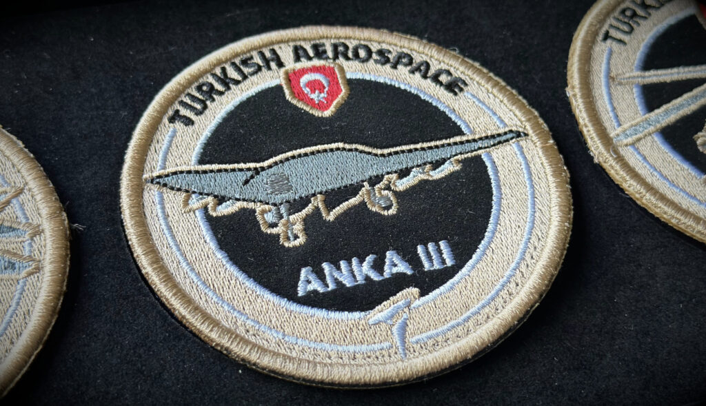 Man ist Stolz auf seine Produkte bei Turkish Aerospace Industries: Es gibt neben Patches auch Modelle der ANKA 3 zu kaufen.
