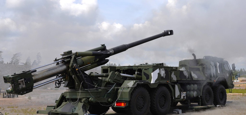 Die Selbstfahrlafette Patria ARVE absolviert Testschüsse.