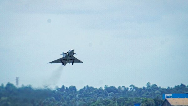 Das modernisierte Kfir-Kampfflugzeug der Luftwaffe Sri Lankas bei seinem erfolgreichen Erstflug.