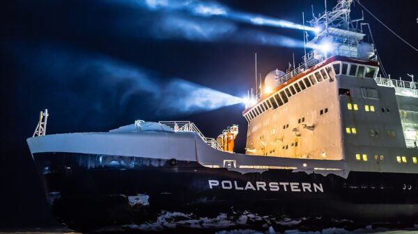 Der deutsche Forschungseisbrecher Polarstern in der Arktis. Foto: Alfred-Wegener-Institut / Stefan Hendricks
