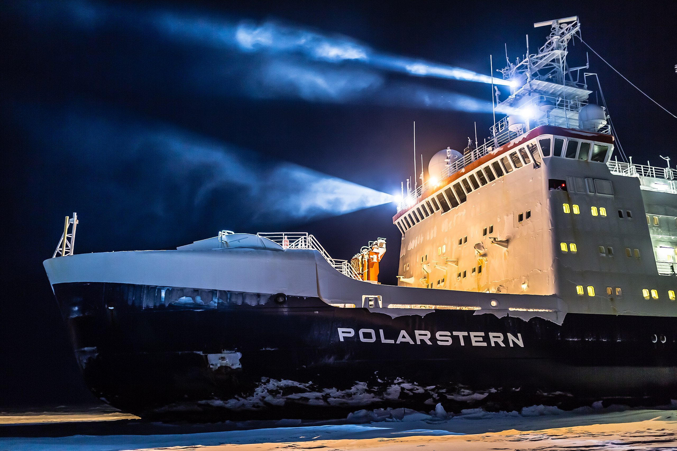 Der deutsche Forschungseisbrecher Polarstern in der Arktis. Foto: Alfred-Wegener-Institut / Stefan Hendricks