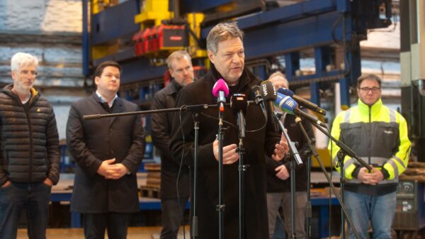 Bei FSG-Nobiskrug: Bundeswirtschaftsminister Robert Habeck während der Pressekonferenz bei der FSG