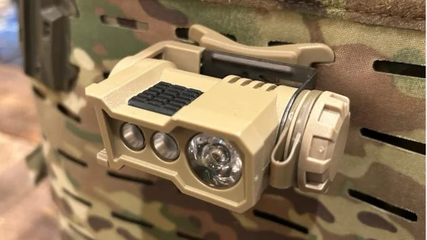 Die neue taktische Stirnlampe Ghost X von Princeton Tec, hier mit dem Befestigungs-Kit für MOLLE.