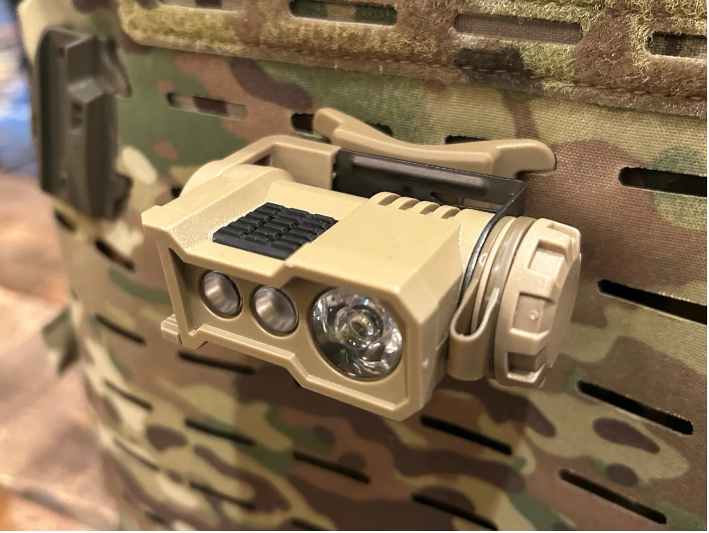 Die neue taktische Stirnlampe Ghost X von Princeton Tec, hier mit dem Befestigungs-Kit für MOLLE.