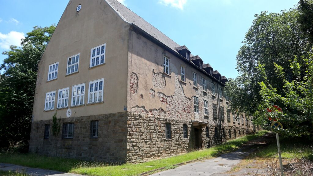 Die Gebäude der Bergischen Kaserne in Düsseldorf sind in unterschiedlichem Zustand – manche baufällig, bei anderen blättert nur etwas Putz ab.