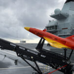 QinetiQ: Auf dem Flugdeck der HMS Prince of Wales sind Zieldrohnen des Typs Banshee Jet 80 zu sehen. Die HMS Prince of Wales hat im Rahmen der Erprobung des Einsatzes unbemannter Systeme von Flugzeugträgern Zieldrohnen von ihrem Flugdeck aus gestartet. Foto: UK Ministry of Defence CROWN