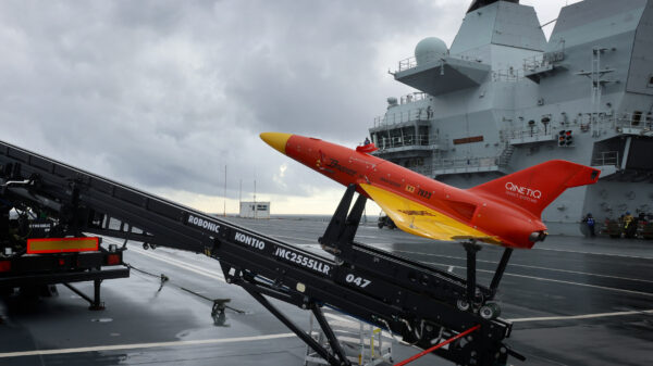 QinetiQ: Auf dem Flugdeck der HMS Prince of Wales sind Zieldrohnen des Typs Banshee Jet 80 zu sehen. Die HMS Prince of Wales hat im Rahmen der Erprobung des Einsatzes unbemannter Systeme von Flugzeugträgern Zieldrohnen von ihrem Flugdeck aus gestartet. Foto: UK Ministry of Defence CROWN