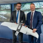 Florian Seibel, CEO von Quantum Systems, und Michael Schoellhorn, CEO von Airbus Defence and Space (v.l.n.r.), unterzeichneten heute auf der Paris Air Show das strategische Memorandum of Understanding zur Verbidnung der MOSAIC UXS Architektur mit der Airbus Combat Cloud.