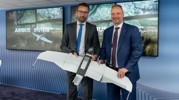 Florian Seibel, CEO von Quantum Systems, und Michael Schoellhorn, CEO von Airbus Defence and Space (v.l.n.r.), unterzeichneten heute auf der Paris Air Show das strategische Memorandum of Understanding zur Verbidnung der MOSAIC UXS Architektur mit der Airbus Combat Cloud.