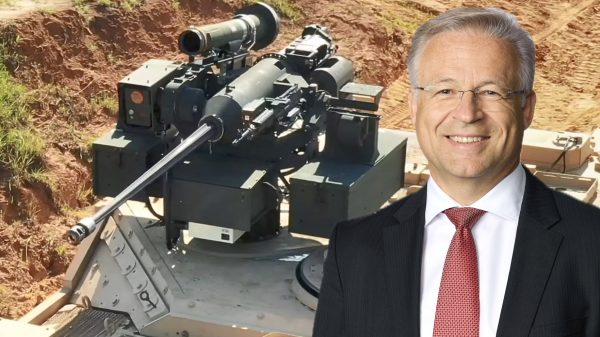 Dr. Andreas Schwer, CEO von EOS, ist von seinen Waffenstationen (hier R800 Slinger) überzeugt. In Deutschland will er die EOS-Laser-Systeme verkaufen.