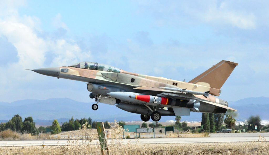 ROCKS an einer israelischen F-16. Die Luftwaffe flog von Israel aus mehrere Angriffe gegen präzise ausgewählte Ziele.