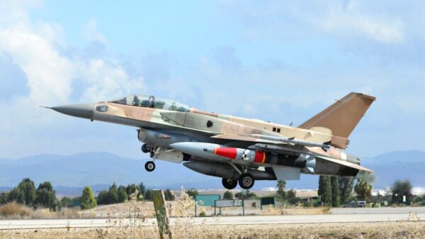 ROCKS an einer israelischen F-16. Die Luftwaffe flog von Israel aus mehrere Angriffe gegen präzise ausgewählte Ziele.