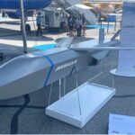 RCM² von MBDA am Stand von Airbus vor dem A400M. Dieses militärische Transportflugzeug soll in der Zukunft in der Lage sein, Remote Carrier abzusetzen und bei Bedarf auch wieder aufzunehmen.