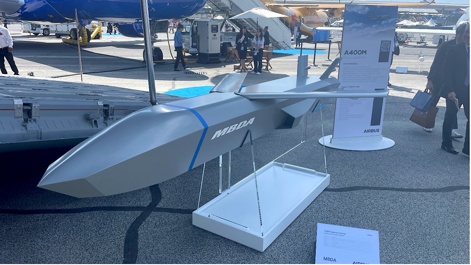 RCM² von MBDA am Stand von Airbus vor dem A400M. Dieses militärische Transportflugzeug soll in der Zukunft in der Lage sein, Remote Carrier abzusetzen und bei Bedarf auch wieder aufzunehmen.