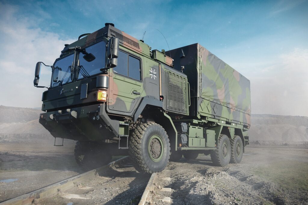 Die Bundeswehr kann mit dem neuen Beschaffungsrahmenvertrag bis zu 6.500 weitere ungeschützte Transportfahrzeuge bei der Industrie beauftragen.