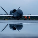 Mit großer Reichweite und langer Flugdauer liefert die RQ-4D Phoenix hochwertige Aufklärung für weite Teile des NATO-Operationsgebiets, darunter besonders auch die GIUK-Lücke.