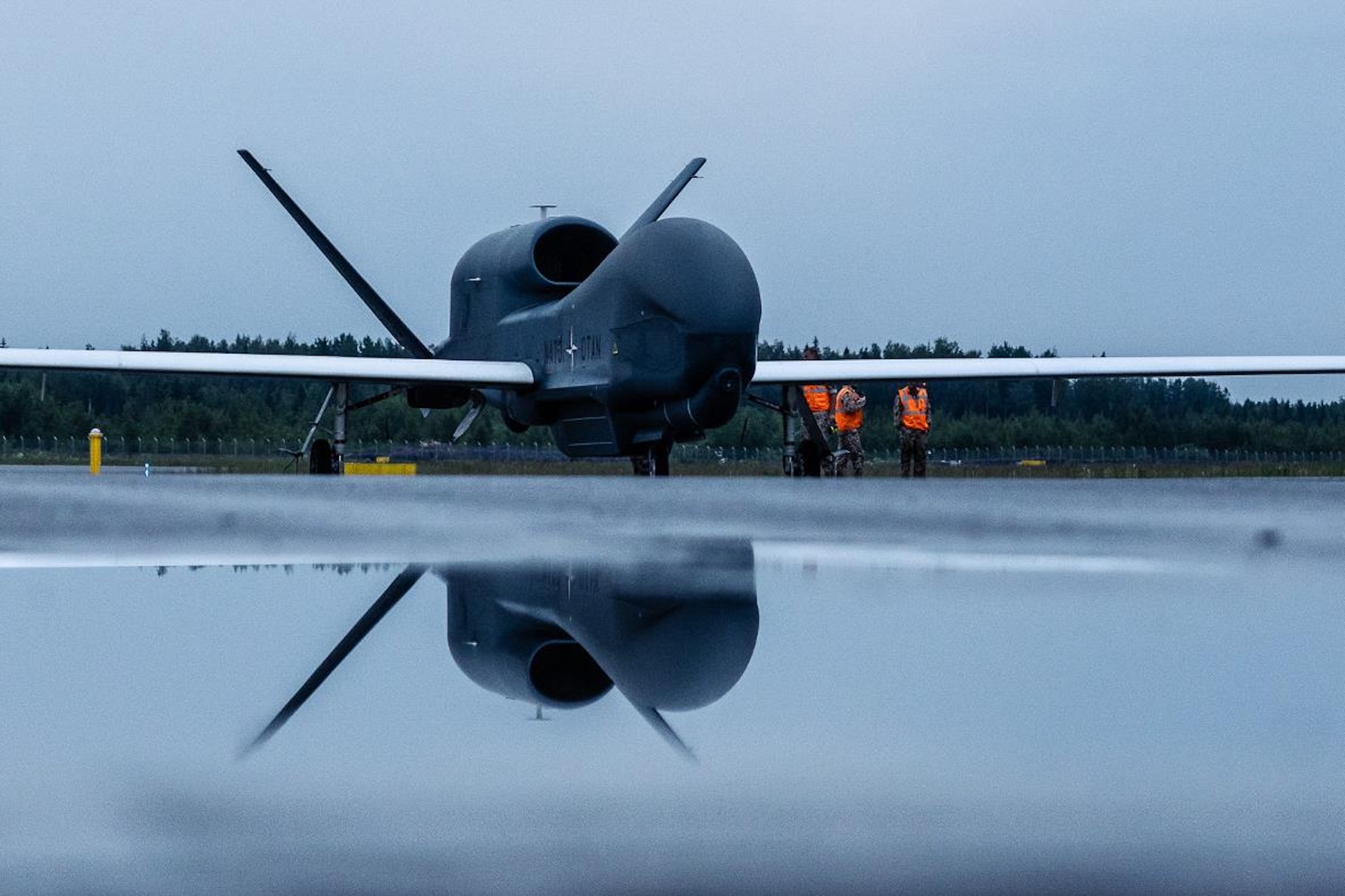 Mit großer Reichweite und langer Flugdauer liefert die RQ-4D Phoenix hochwertige Aufklärung für weite Teile des NATO-Operationsgebiets, darunter besonders auch die GIUK-Lücke.