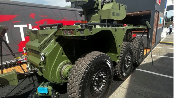 Das hybride CORNUS 6x6 UGV, Heckansicht.