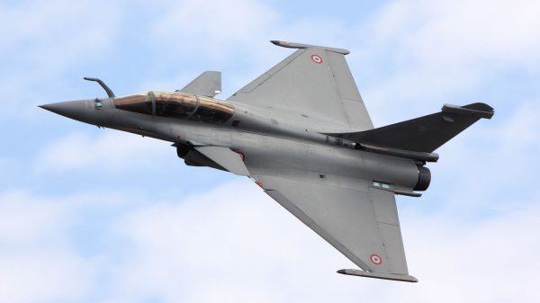 Frankreich entsandte Rafale-Kampfflugzeuge von der Al-Dhafra-Luftwaffenbasis, um nach einem iranischen Drohnenangriff auf eine französische Einrichtung in Abu Dhabi am 1. März 2026 defensive Luftpatrouillen über dem Luftraum der Vereinigten Arabischen Emirate durchzuführen.
