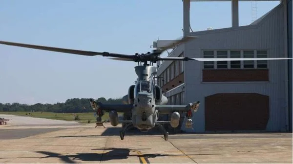 Das Lufttest- und Evaluierungsgeschwader (HX) 21 der U.S. Navy startete Ende 2025 eine Langstrecken-Angriffsrakete von einem Bell AH-1Z-Hubschrauber vor der Küste Virginias aus. Diese Demonstration der Red Wolf von L3Harris ebnete den Weg für das Programm für Präzisionsangriffsmunition und ermöglichte kostengünstige Präzisionsschläge über große Entfernungen für die AH-1Z-Einsätze des US Marine Corps.