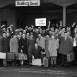 Die Entstehung einer deutschen Armee in der Zeit nach dem Zweiten Weltkrieg: Rekruten für das Panzergrenadierbatail- lon 281 kommen mit ihrem Gepäck am Bahn- hof in Neuburg an der Donau an. Foto: Bundeswehr