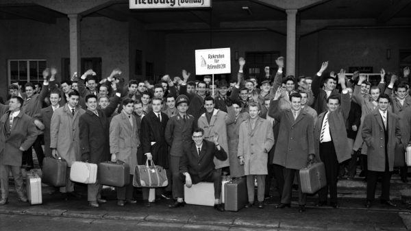 Die Entstehung einer deutschen Armee in der Zeit nach dem Zweiten Weltkrieg: Rekruten für das Panzergrenadierbatail- lon 281 kommen mit ihrem Gepäck am Bahn- hof in Neuburg an der Donau an. Foto: Bundeswehr