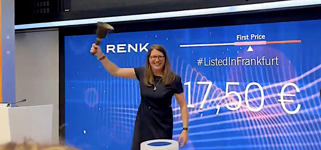 Börsengang der REnk Group: In Frankfurt läutet CEO Susanne Wiegand die Börsenglocke.