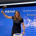 Börsengang der REnk Group: In Frankfurt läutet CEO Susanne Wiegand die Börsenglocke.
