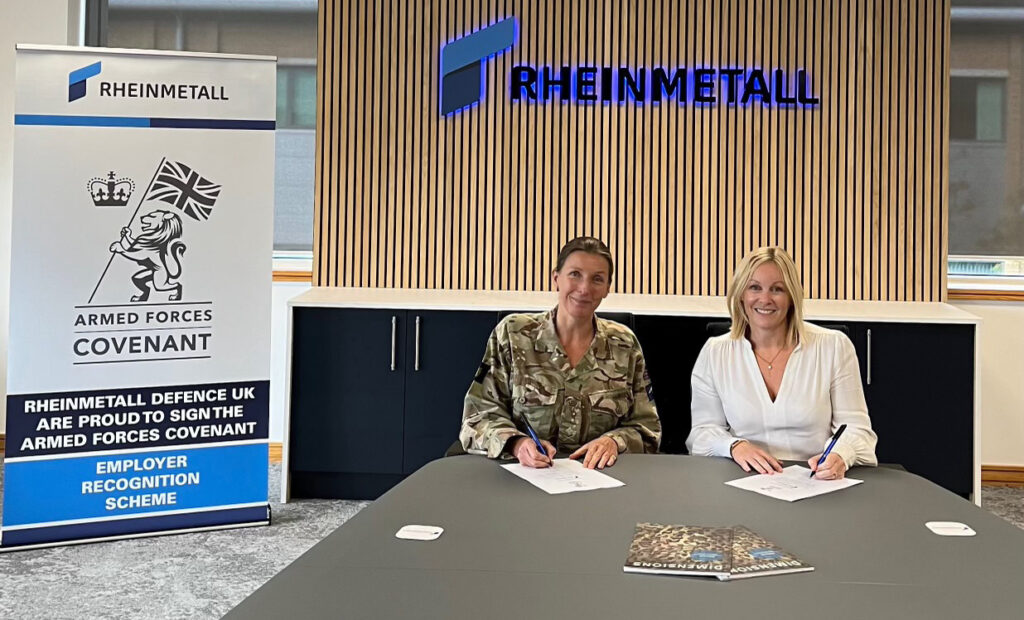 Generalmajorin Lizzie Faithful-Davies (l.), Direktorin für Landausrüstung (DLE), bei der Unterzeichnung des Armed Forces Covenant mit Rebecca Richards, Geschäftsführerin von Rheinmetall Defence UK.