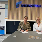 Generalmajorin Lizzie Faithful-Davies (l.), Direktorin für Landausrüstung (DLE), bei der Unterzeichnung des Armed Forces Covenant mit Rebecca Richards, Geschäftsführerin von Rheinmetall Defence UK.