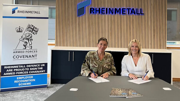 Generalmajorin Lizzie Faithful-Davies (l.), Direktorin für Landausrüstung (DLE), bei der Unterzeichnung des Armed Forces Covenant mit Rebecca Richards, Geschäftsführerin von Rheinmetall Defence UK.