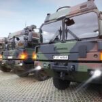 Zahlreiche HX-Lkw von Rheinmetall, wie sie von der Bundeswehr bestellt wurden. Mit der Leader-Follower-Technologie reicht für einen ganzen Konvoi der Lkws ein einziger Fahrer aus.