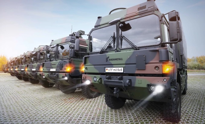 Zahlreiche HX-Lkw von Rheinmetall, wie sie von der Bundeswehr bestellt wurden. Mit der Leader-Follower-Technologie reicht für einen ganzen Konvoi der Lkws ein einziger Fahrer aus.