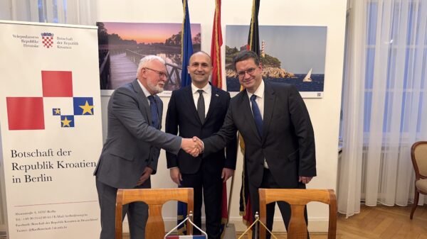 Europäische UGS: Rheinmetall und der kroatische Hersteller DOK-ING unterzeichnen im Beisein von Ivan Anušić (m.) ein MoU für ein gemeinsames Joint Venture zum Bau von UGS.