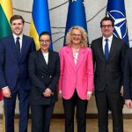 Rheinmetall baut weiteres Werk in Litauen: Ministerin Aušrinė Armonaitė (3. v. r.) mit Projektbeauftragten ihres Amtes und von Rheinmetall. (Foto: Litauisches Ministerium für Wirtschaft und Innovation)