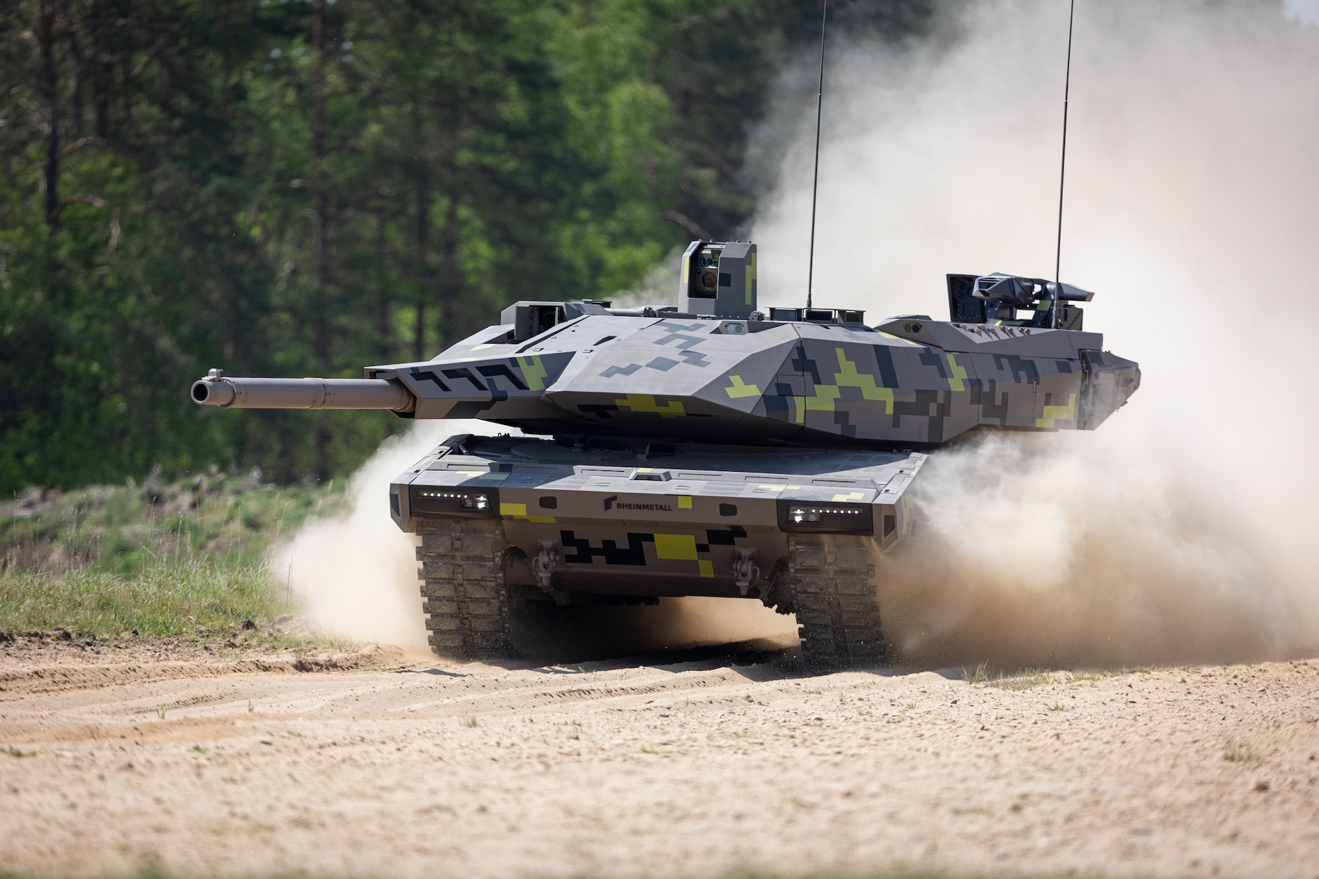Der Entwicklungsauftrag für den Kampfpanzer Panther KF51 von Rheinmetall wurde jetzt durch Ungarn unterzeichnet.