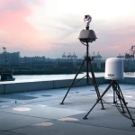 Beispielkonfiguration des mehrschichtigen Drohnenabwehrsystems DroneSentry von DroneShield mit Robin Radar Systems.