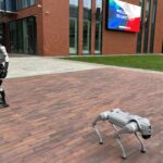 Die Ukraine hat in Kiew mit UNIT.City einen Komplex zur Förderung von Erfindungsgeist und technologischem Fortschritt aufgebaut. Hier zwei Roboter des chinesischen Unternehmens Unitree, mit denen die Möglichkeiten zur Unterstützung und Interaktion zwischen Mensch und Maschine erforscht werden.